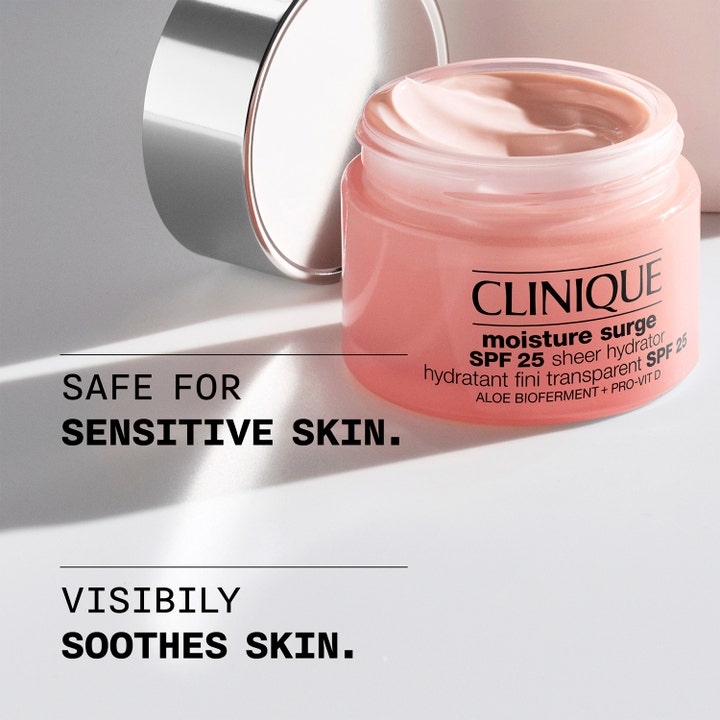 Clinique Moisture Surge SPF 25 Sheer Hydrator 50 ml beroligende dagkrem i åpen rosa krukke med kremet tekstur