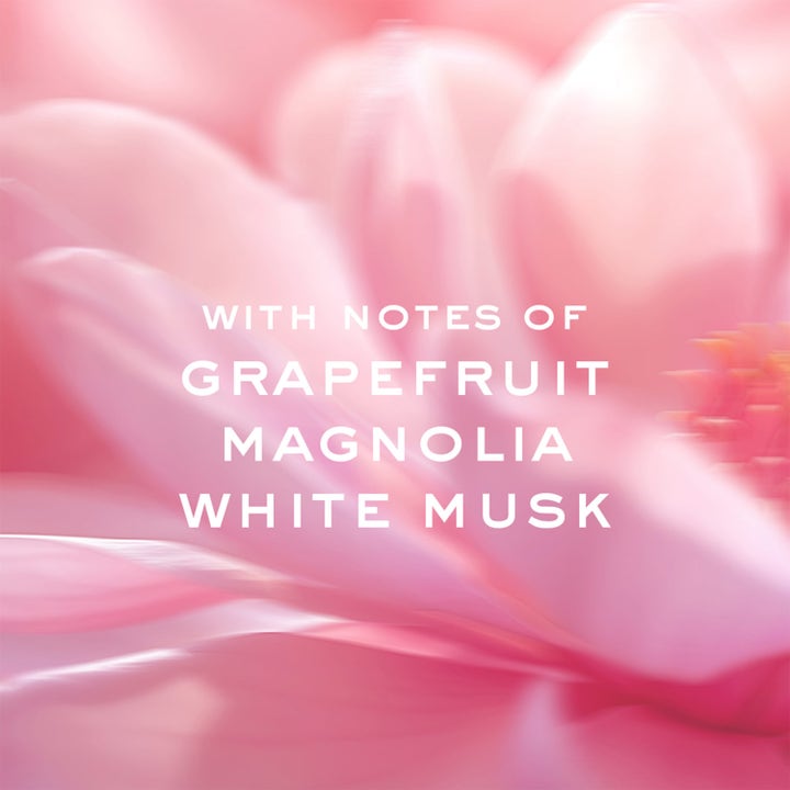 Nuxe Huile Prodigieuse Florale 60 ml kroppsolje med duftnoter av grapefrukt og magnolia på rosa blomst