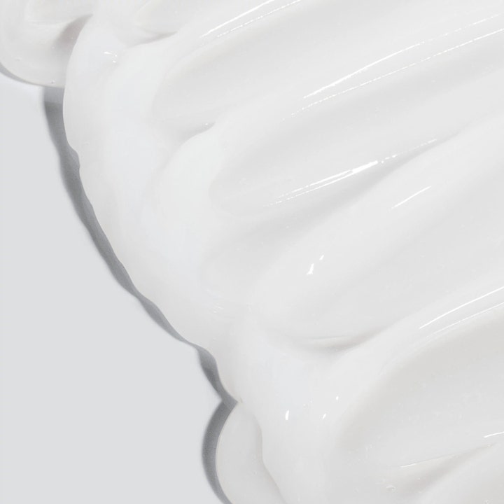 Dermalogica UltraCalming Cleanser 250 ml beroligende rengjøringsgel med en hvit, kremet og glansfull tekstur.