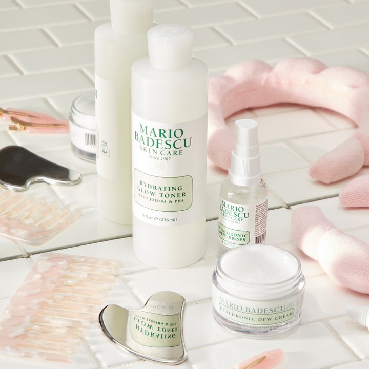 Mario Badescu Hydrating Glow Toner 236 ml ansiktsvann i hvit flaske med gua sha og rosa tilbehør