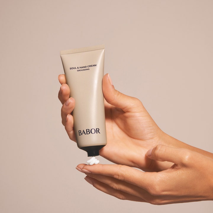 Babor Soul & Body Hand Cream 75 ml pleiende håndkrem som klemmes ut av beige tube som hvit tekstur i hendene.