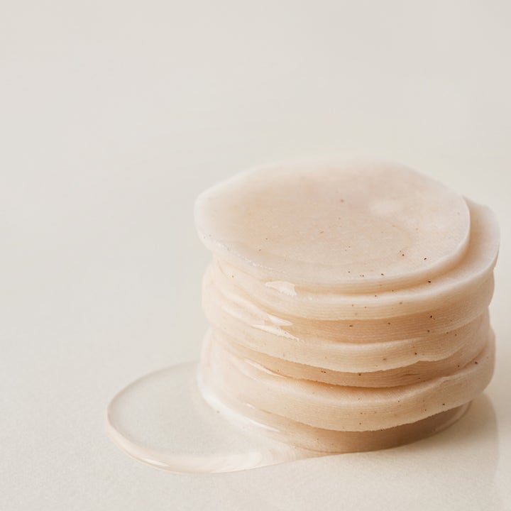House of Hur Brightening Skin Prep Essence Pad 140 ml gir glød med en stabel fuktige pads i klar væske