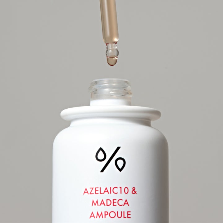 Dr. Ceuracle Azelaic 10 & Madeca Ampoule 30 ml beroligende serum i hvit flaske med pipette og lys rosa dråpe