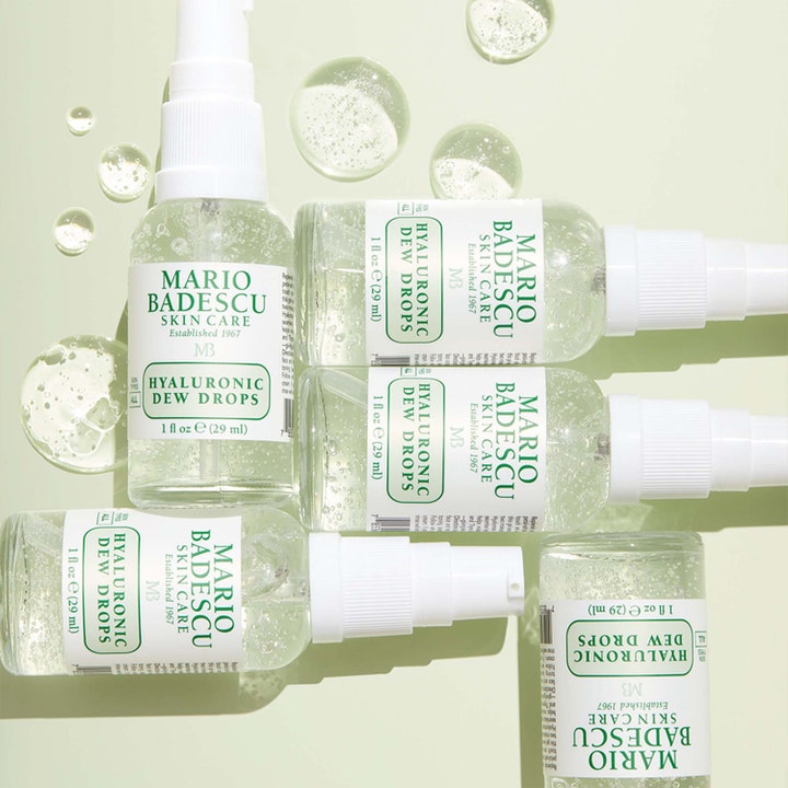Mario Badescu Hyaluronic Dew Drops 29 ml fuktserum i glassflasker omgitt av klare gelédråper