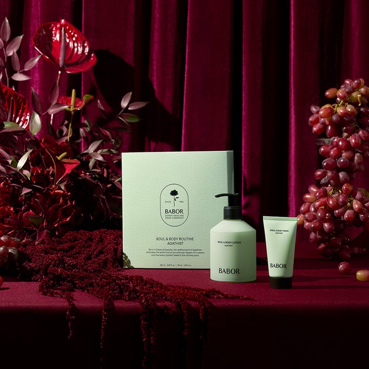 Babor Soul & Body Gift Set Agathist 300 ml gavesett med pleiende produkter foran vinrød fløyel og røde druer
