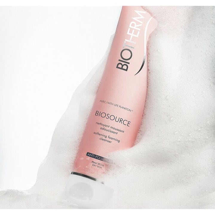 Biotherm Daily Routine Dry Skin Biosource renseskum i rosa tube som gir fuktighet og er dekket av hvitt skum