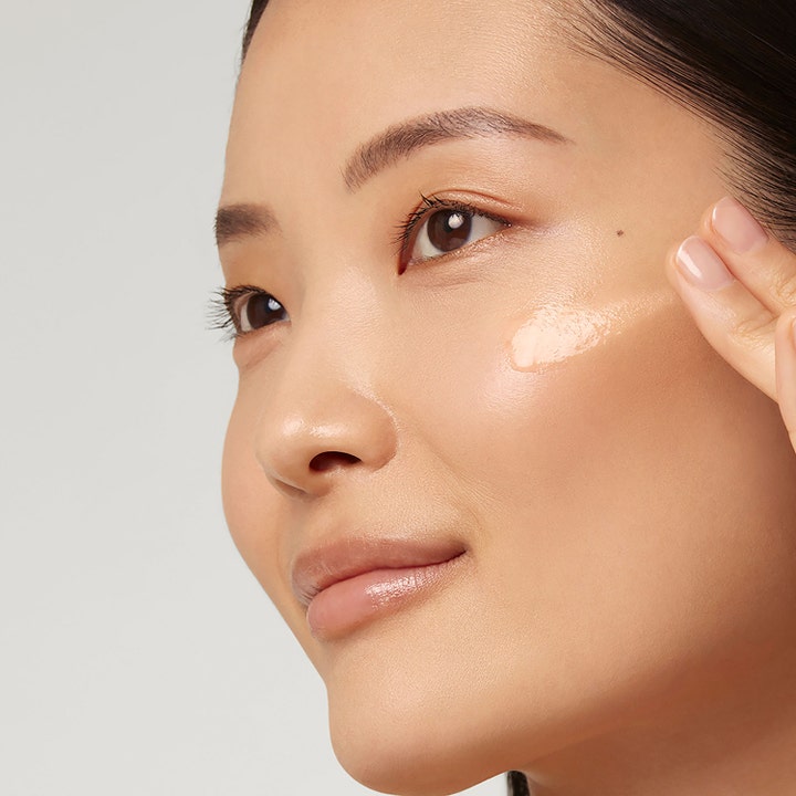 Estée Lauder Advanced Night Repair Serum 50 ml fuktighetsgivende ansiktsserum påføres på kinnet for en sunn glød.
