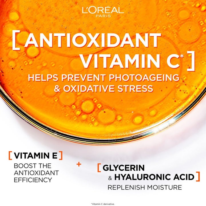L'Oréal Paris Revitalift Clinical hudpleiesett med Vitamin C serum og SPF50 mot blå himmelbakgrunn