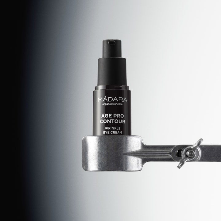 MÁDARA AGE PRO Contour Wrinkle Eye Cream 15 ml øyekrem som reduserer rynker i svart pumpeflaske i en metallklemme