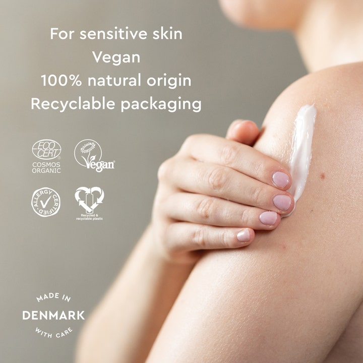 Urtekram Fragrance Free Body Lotion 245 ml påføres sensitiv hud og viser hvit, kremet tekstur og veganske sertifiseringer