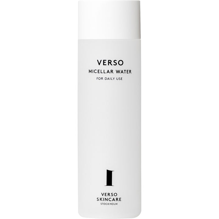Verso Micellar Water rensende ansiktsrens i en hvit frostet sylindrisk flaske med minimalistisk svart tekst og hvitt lokk