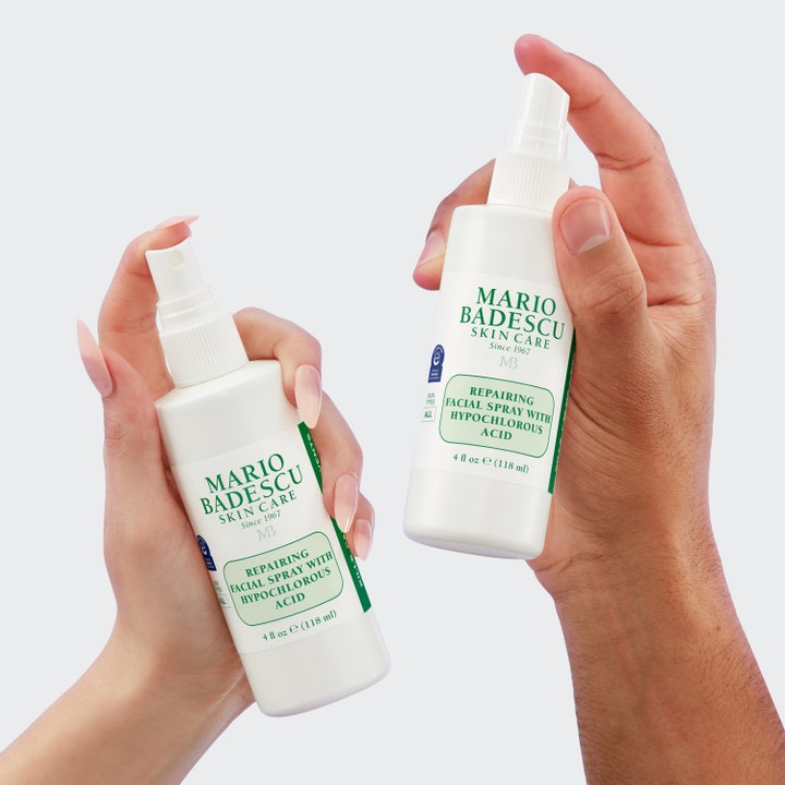 Mario Badescu Repairing Facial Spray 118 ml ansiktsspray i hvite flasker som holdes av to ulike personer.