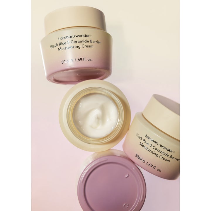 haruharu wonder Black Rice 5 Ceramide Barrier Moisturizing Cream 50 ml ansiktskrem i rosa krukke som viser hvit tekstur.