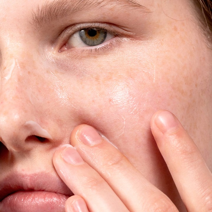 MÁDARA Derma Collagen Peptide Serum 30 ml hudserum som masseres inn i ansiktet for en fuktgivende glød.