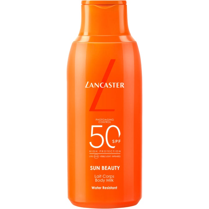 Lancaster Sun Beauty Body Milk SPF 50 vannfast solkrem som motvirker fotoaldring i en oransje plastflaske