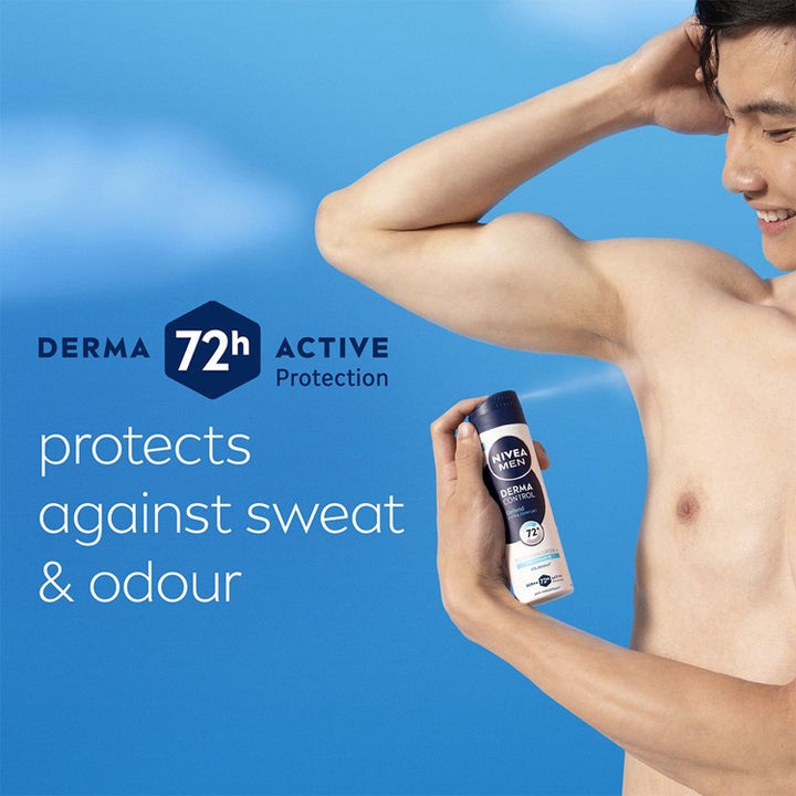 NIVEA Antiperspirant Deo Spray Derma Control Defend 150 ml gir 72h beskyttelse mot svette vist i bruk på en mann.