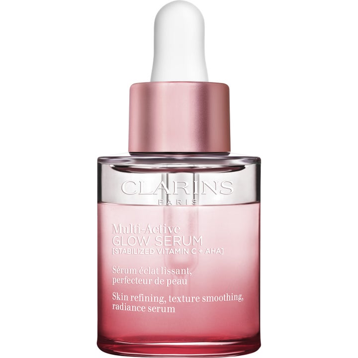 Clarins Multi-Active Glow Serum med vitamin C gir glød i en rosa tonet glassflaske med hvit pipette og metallkork.