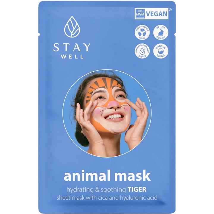 Stay Well Animal Mask Tiger 1 stk fuktighetsgivende ansiktsmaske i blå sachet med bilde av kvinne i tigerprintet maske.