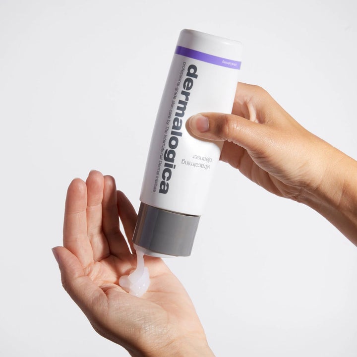 Dermalogica UltraCalming Cleanser 500 ml beroligende ansiktsrens med hvit kremtekstur som klemmes ut i hånden.