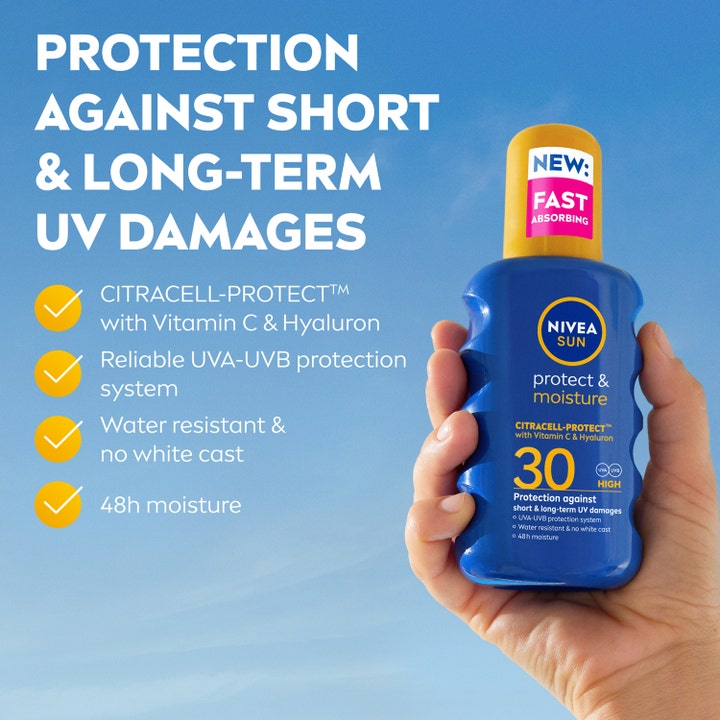 NIVEA Protect & Moisture Sun Spray SPF30 200 ml fuktighetsgivende solkrem med Vitamin C i blå flaske mot blå himmel.