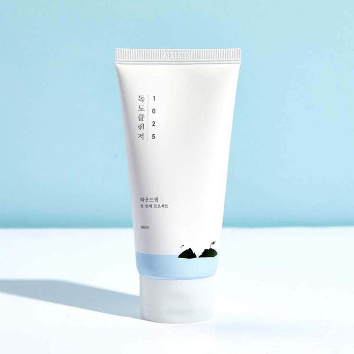 Round Lab 1025 Dokdo Cleanser 150 ml mild ansiktsrens i hvit tube med lyseblått design og illustrasjon av en øy