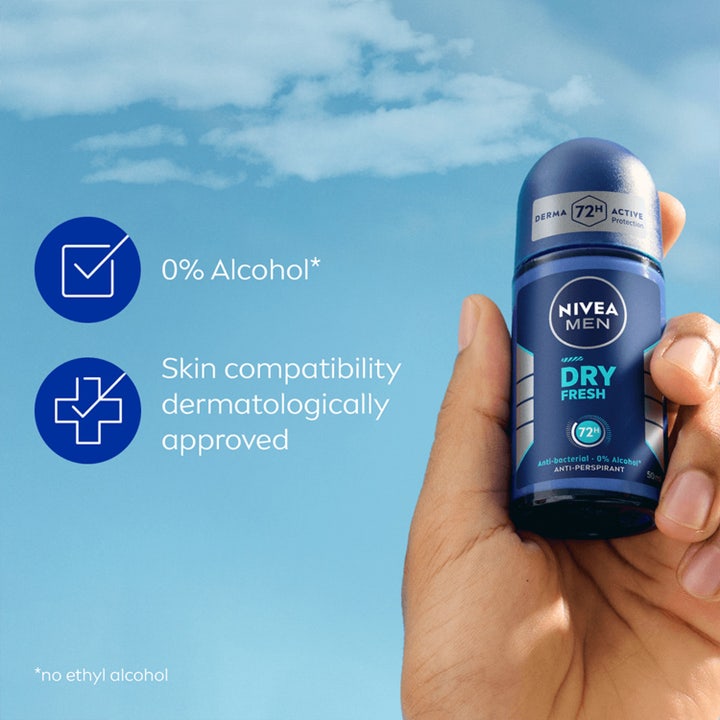 NIVEA MEN Dry Fresh Roll-On Deodorant 50 ml gir 72 timers beskyttelse uten alkohol i en hånd mot blå himmel.