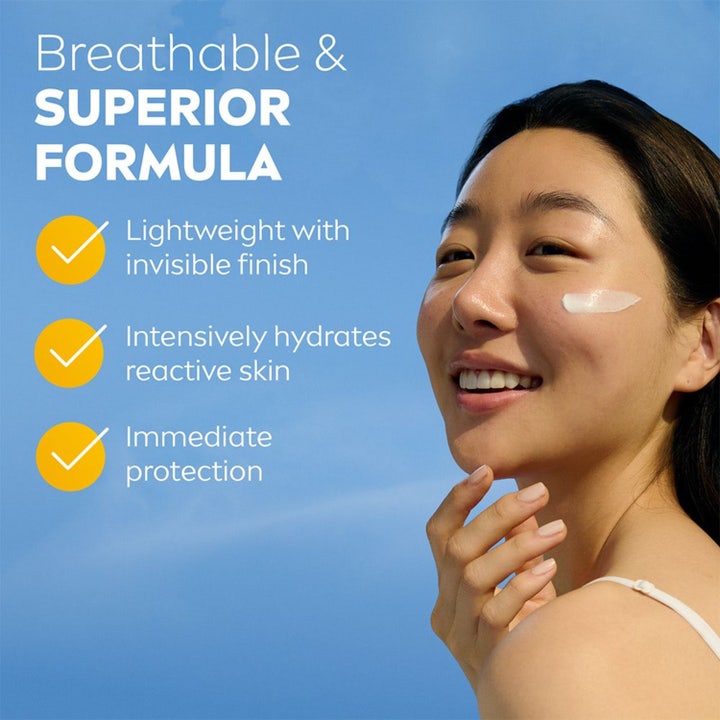 NIVEA UV Face Sensitive Cream 40 ml solkrem for ansiktet som gir fukt til reaktiv hud vist på smilende kvinne.