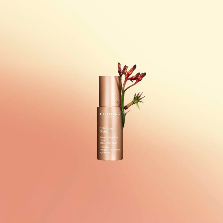 Clarins Total Eye Smooth 15 ml øyekrem mot rynker i rosegullfarget flaske dekorert med en rød kengurupoteplante.