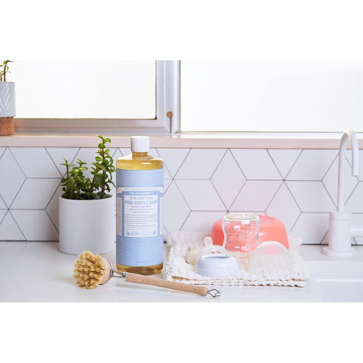 Dr. Bronner's Baby-Mild Pure Castile Liquid Soap 945 ml flytende såpe ved siden av tåteflasker på et lyst kjøkken