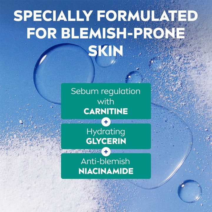 NIVEA Derma Skin Clear Daily UV Fluid 40 ml dagkrem mot urenheter med karnitin glyserin og niacinamid på blå bakgrunn