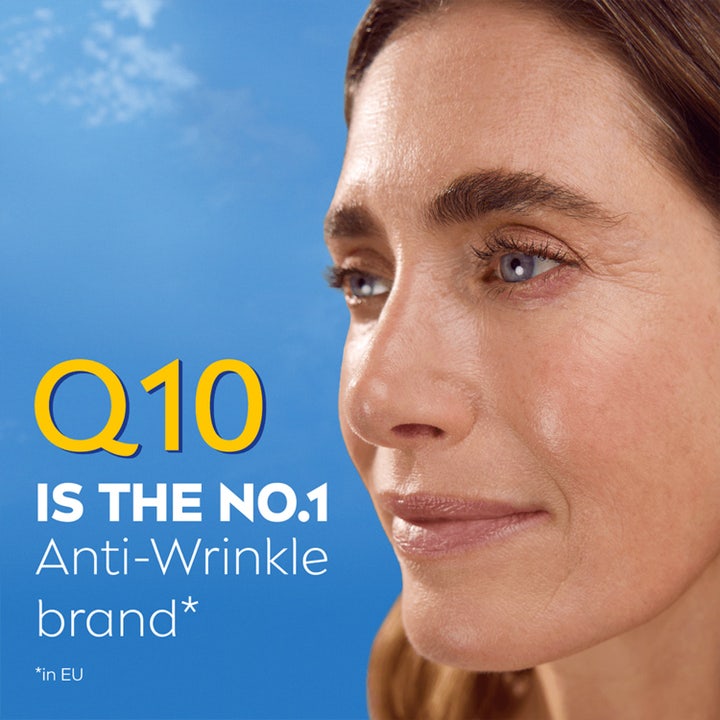NIVEA Q10 Collagen Expert 50 ml ansiktskrem mot rynker kvinne i profil mot blå himmel og tekst om merket.