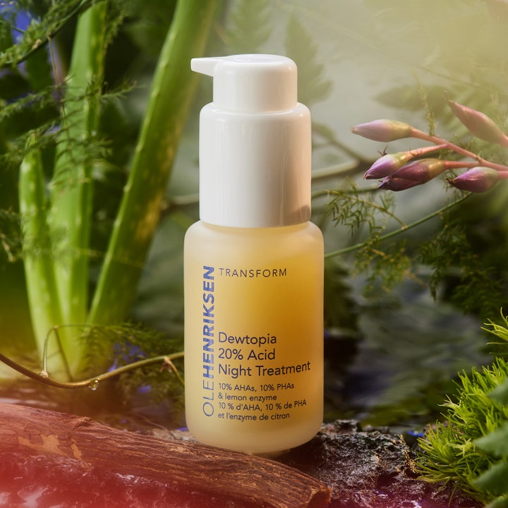 Ole Henriksen Dewtopia 20% Acid Night Treatment 30 ml eksfolierende nattserum i frostet glassflaske blant planter.