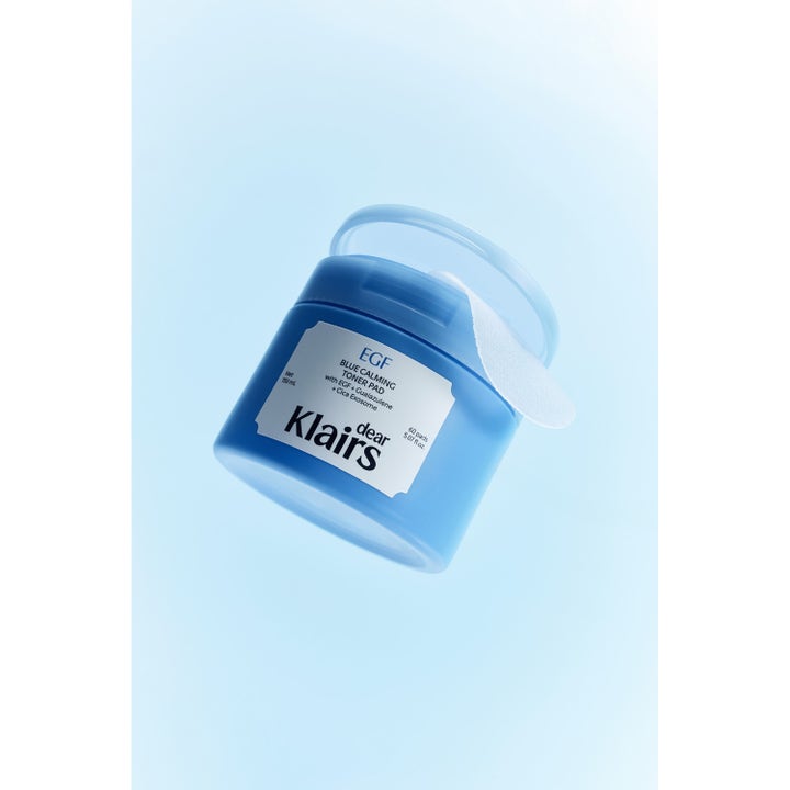 Klairs EGF Blue Calming Toner Pad 60 stk beroligende ansiktsvann i blå krukke med en hvit pad som stikker ut