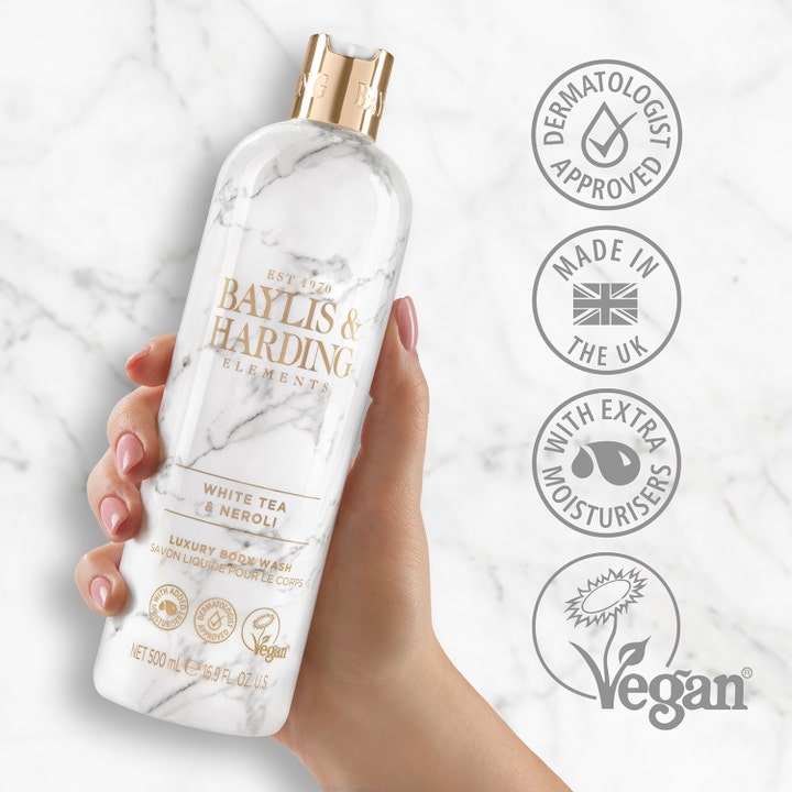 Baylis & Harding Elements Hand Wash 500 ml pleiende såpe i marmormønstret flaske holdes av en hånd