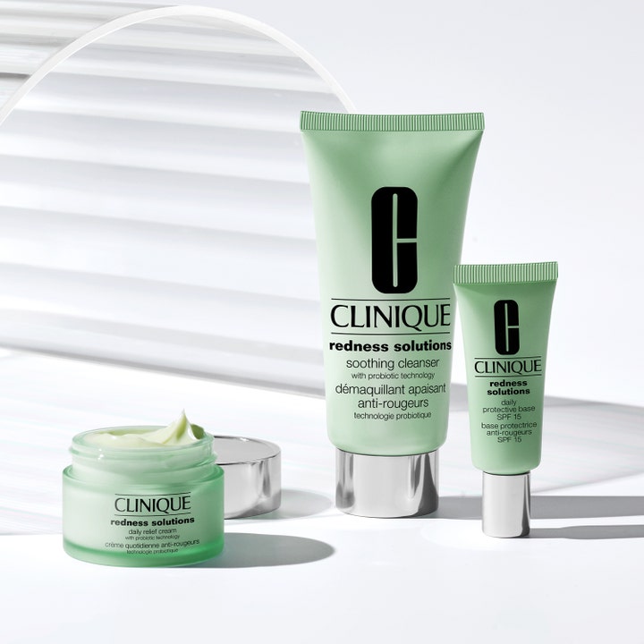 Clinique Redness Solutions Daily Relief Face Cream 50 ml beroligende ansiktskrem i åpen krukke med lysegrønn tekstur.
