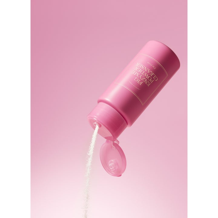 I'm from Fig Enzyme Powder Cleanser 50 g eksfolierende ansiktsrens i rosa flaske med hvitt pulver som helles ut
