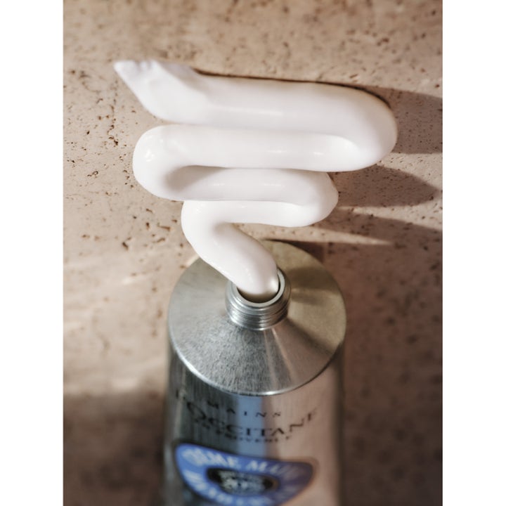 L'Occitane Shea Butter Hand Cream 150 ml pleiende håndkrem med fyldig hvit krem som presses ut av en sølvtube