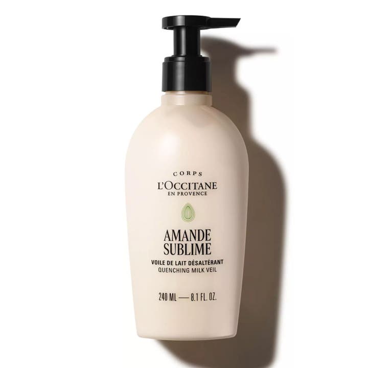 L'Occitane Amande Milk Veil 240 ml fuktighetsgivende kroppslotion i hvit flaske med sølvpumpe som gir glatt hud.