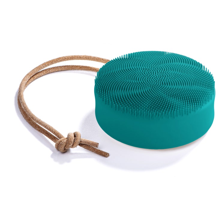 Daily Concepts Daily Body Scrubber 1 stk eksfolierende kroppsbørste i turkis silikon med myke tagger og lys brun snor