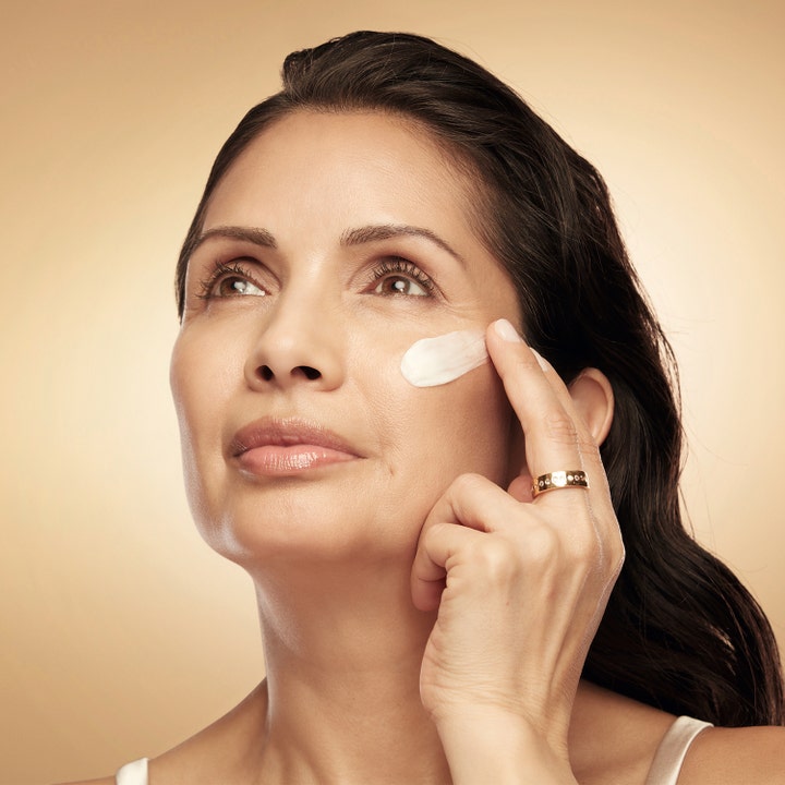 Estée Lauder Revitalizing Supreme+ Youth Power Creme 75 ml dagkrem som påføres på kinnet for en fuktet hud med glød