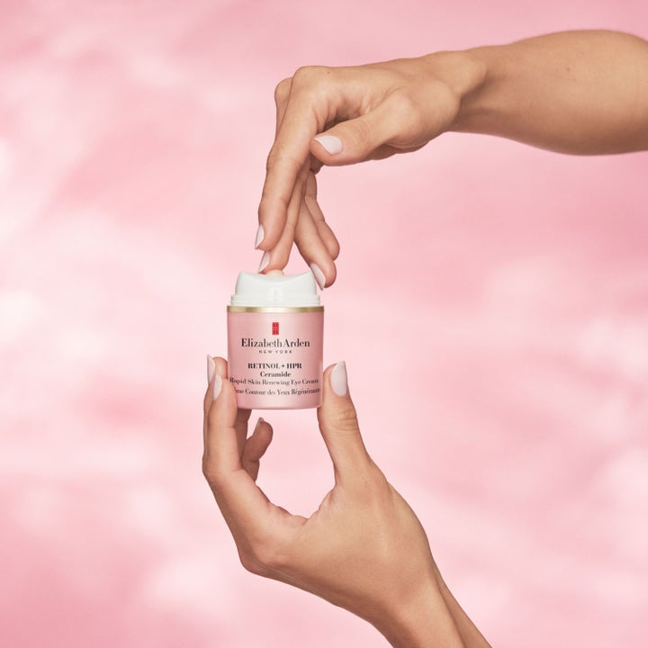 Elizabeth Arden Ceramide Retinol + Hpr Rapid Skin Renewing Eye Cream 15 ml øyekrem i rosa krukke holdt av hender