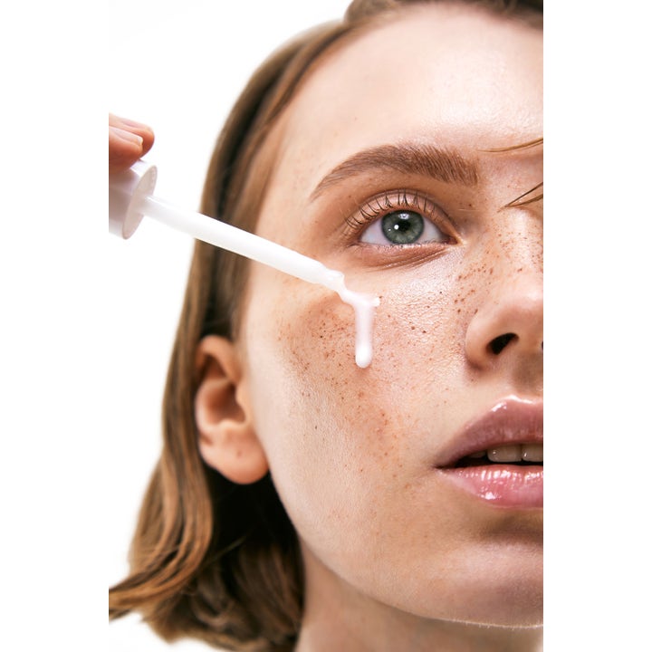 By Wishtrend Cera-barrier Soothing Ampoule 30 ml serum som påføres ansiktet med en pipette.