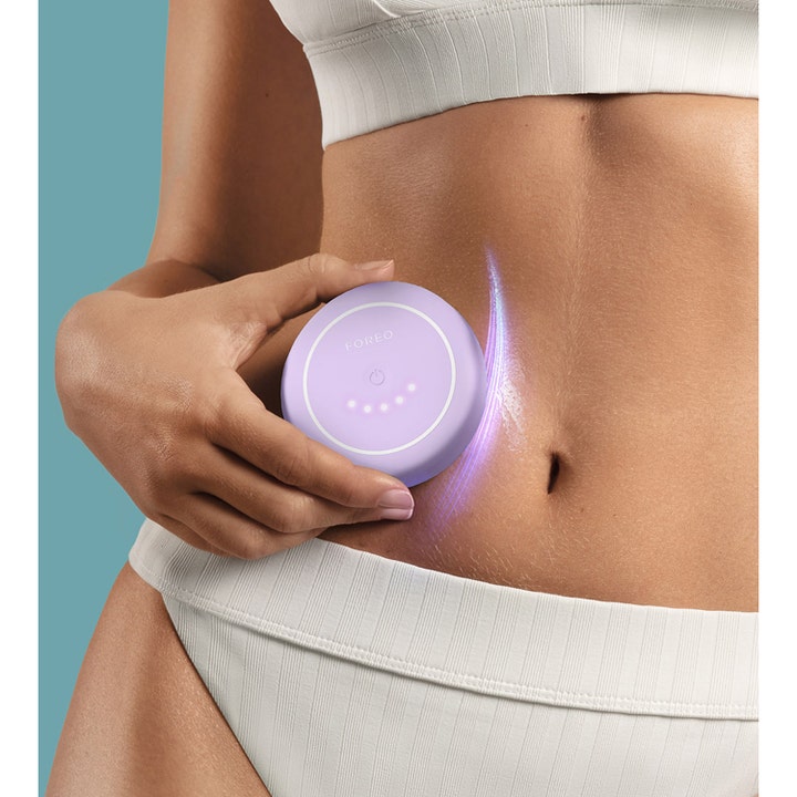 FOREO BEAR 2 body Lavender 1 stk oppstrammende kroppsenhet som brukes på magen med synlig mikrostrøm-effekt.