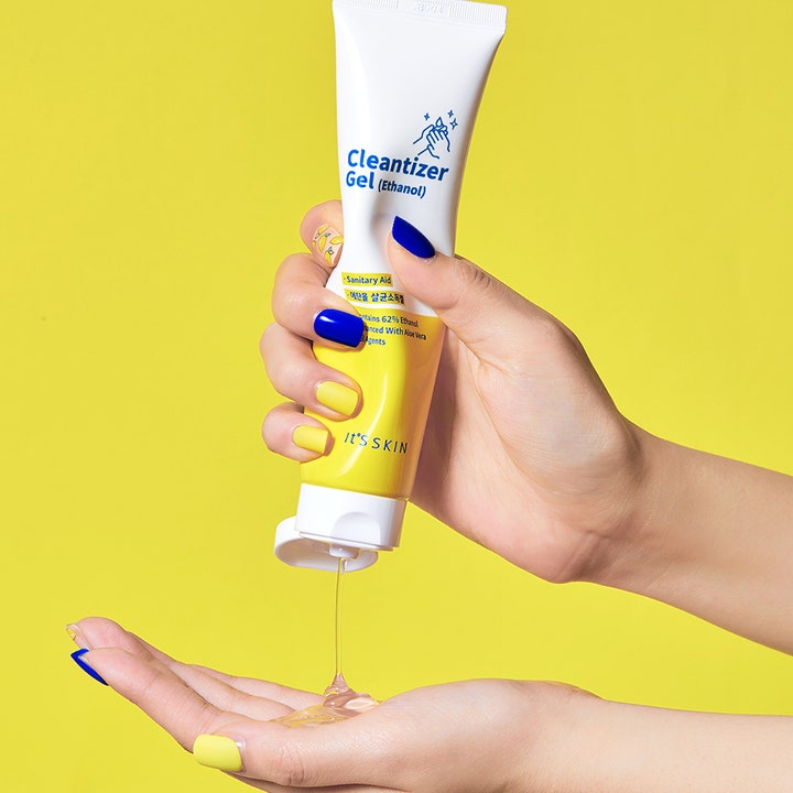It'S SKIN Cleantizer Gel 100 ml desinfiserende håndgel med ethanol som presses ut i håndflaten fra en gul og hvit tube.