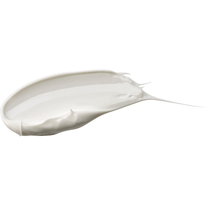 Huxley Sun Essence Stay Sun Safe 50 ml solkrem med SPF50+ har en lett, kremet hvit tekstur som vises i et glatt sveip.