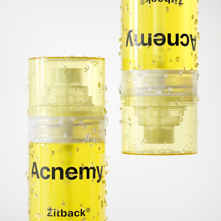 Niche Beauty Lab Acnemy Zitback 80 ml kroppsspray mot kviser i gule gjennomsiktige flasker dekket av vanndråper.