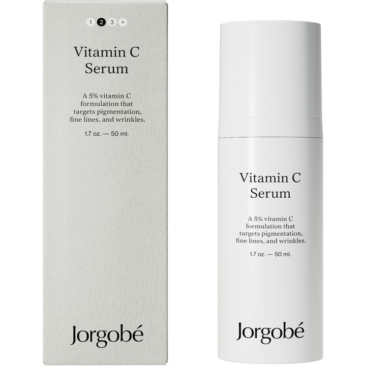 Jorgobé Vitamin C Serum 50 ml ansiktsserum for glød i hvit minimalistisk pumpeflaske med 5% vitamin C.