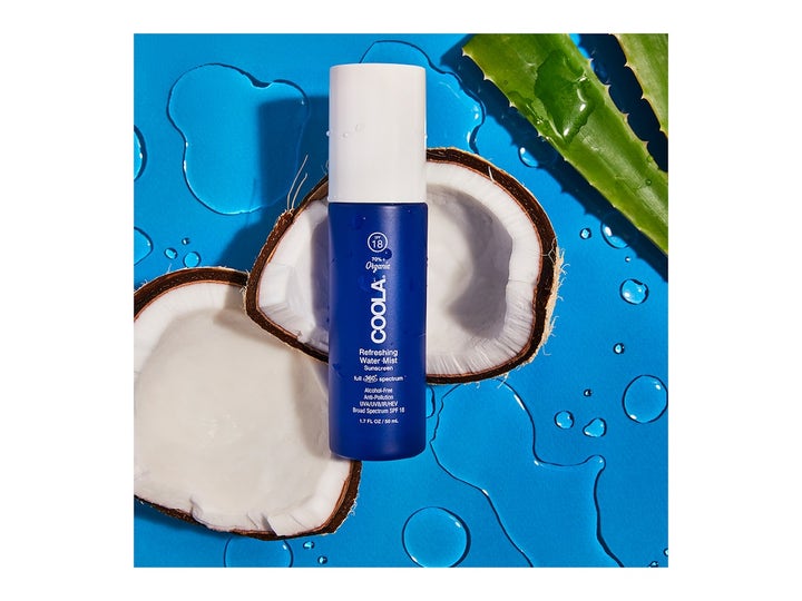 COOLA Refreshing Water Mist 50 ml fuktgivende face mist med SPF ved siden av kokosnøtt og aloe vera.