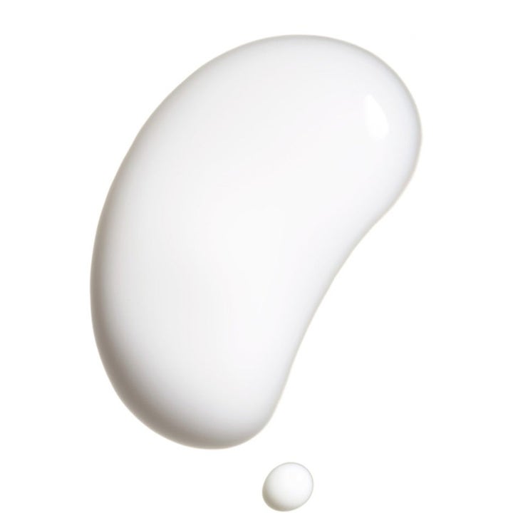 Shiseido Energistart 255 ml hudpleie med niacinamid som gir energi viser en glatt hvit kremet tekstur i dråpeform.