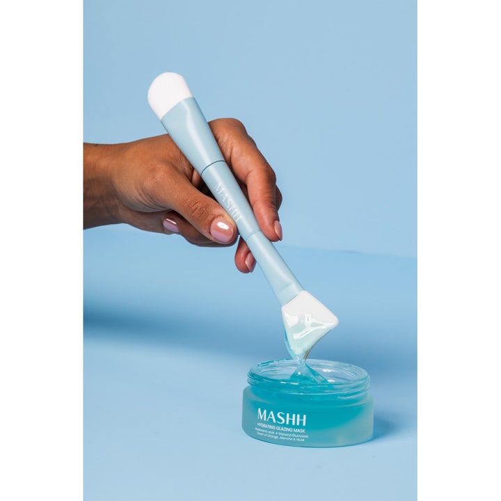 MASHH Hydrating Glazing Mask 50 ml fuktighetsgivende ansiktsmaske med blå gelétekstur i krukke og lysblå applikator